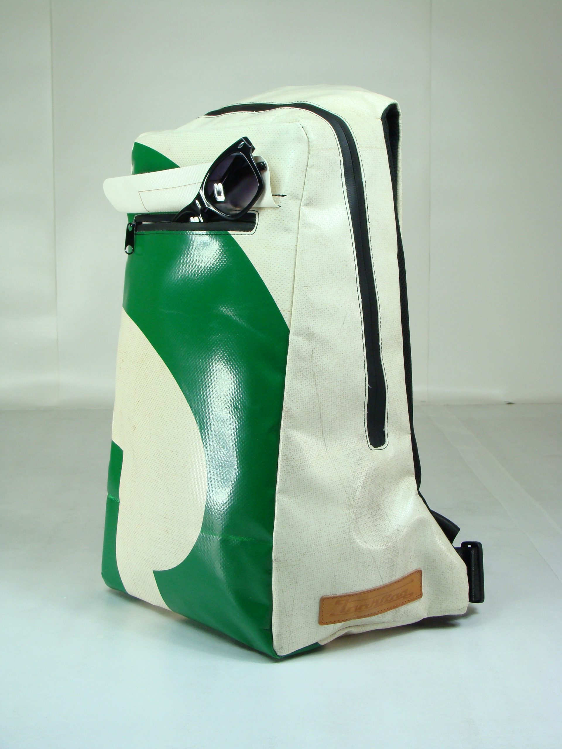 Upcycling Rucksack aus recyclierten Blachen in CH Sozialwerkstatt