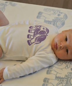 Baby-Body aus Bio Baumwolle mit Elephant Motiv von Max Havelaar Schweiz | ✓fair ✓sozial ✓bio ✓eco | Jetzt nachhaltige Produkte entdecken!