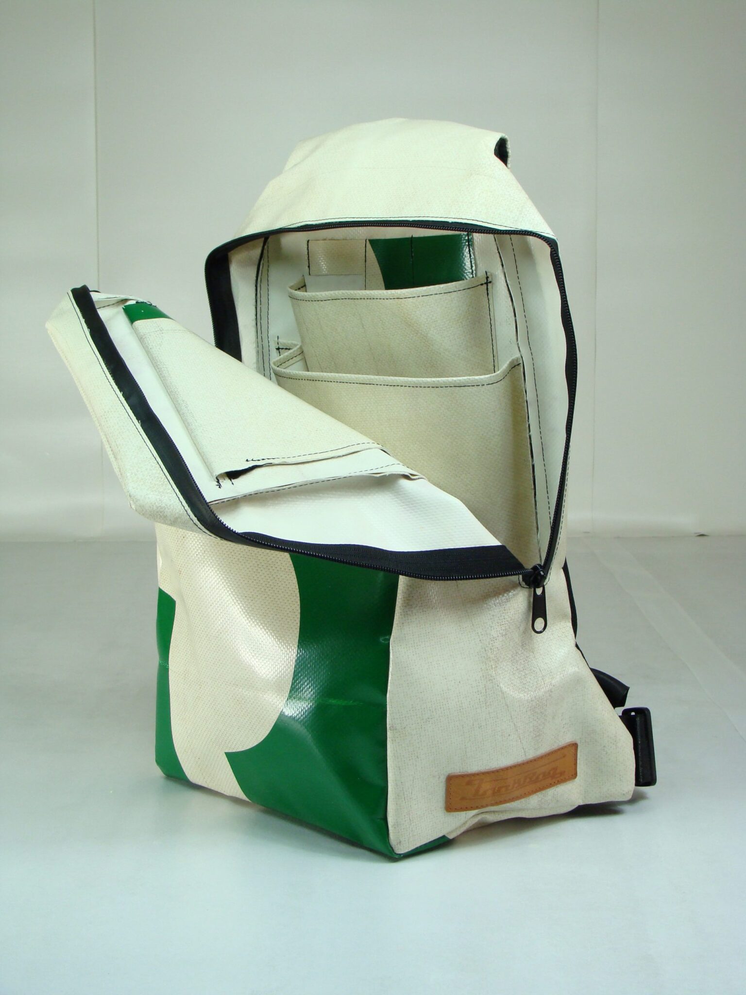 Upcycling Rucksack aus recyclierten Blachen in CH Sozialwerkstatt