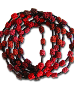 Filigrane rote Halskette - Handarbeit mit geknüpften Perlen