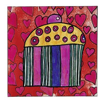 Wir finden eine tolle Geschenkidee im März und immer: eine Geburtstagskarte mit einer gezeichneten, bunten Torte mit Herzen im Hintergrund