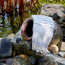 Fairtrade Badetuch / Pestemal auf Krug in Fluss aufgenommen