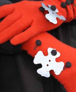 Steckblumenelement an Knopf angesteckt