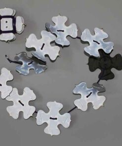 einzelne Elemente auf Gummischnur aufgefädelt