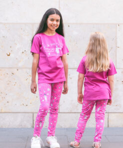 Mädchen in pinkem T-Shirt mit Wissenschaftlerin