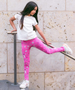 Mädchen in pinker Leggings mit Wissenschaftlerinnen