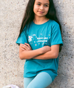 Mädchen in blauem T-Shirt mit Drachen