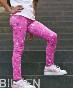 Mädchen in pinker Leggings mit Wissenschaftlerinnen