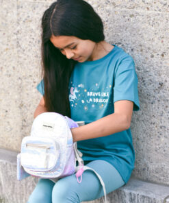 Mädchen in blauem T-Shirt mit Drachen