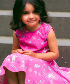 Pinkes Kleid mit Wissenschaftlerinnen