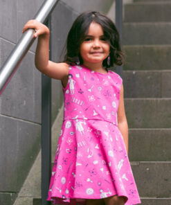 Pinkes Kleid mit Wissenschaftlerinnen
