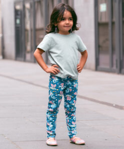 Mädchen in Leggings mit Drachen