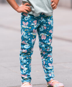 Mädchen in Leggings mit Drachen