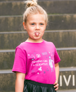 Mädchen in pinkem T-Shirt mit Wissenschaftlerin