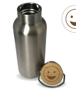 Funktionale und attraktive doppelwandige 500ml Edelstahl Trinkflasche mit einem Bambusdeckel. Material: 18/8 Edelstahl, silberglänzend, gebürstet, Bambusdeckel Inhalt. 500ml Gewicht: 0.2 Kg