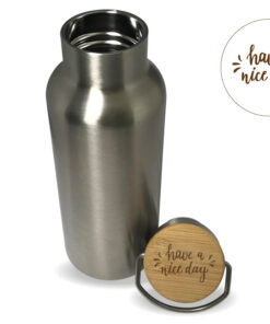 Funktionale und attraktive doppelwandige 500ml Edelstahl Trinkflasche mit einem Bambusdeckel. Material: 18/8 Edelstahl, silberglänzend, gebürstet, Bambusdeckel Inhalt. 500ml Gewicht: 0.2 Kg