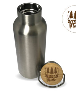 Funktionale und attraktive doppelwandige 500ml Edelstahl Trinkflasche mit einem Bambusdeckel. Material: 18/8 Edelstahl, silberglänzend, gebürstet, Bambusdeckel Inhalt. 500ml Gewicht: 0.2 Kg