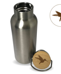 Funktionale und attraktive doppelwandige 500ml Edelstahl Trinkflasche mit einem Bambusdeckel. Material: 18/8 Edelstahl, silberglänzend, gebürstet, Bambusdeckel Inhalt. 500ml Gewicht: 0.2 Kg