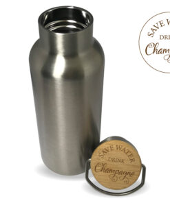Funktionale und attraktive doppelwandige 500ml Edelstahl Trinkflasche mit einem Bambusdeckel. Material: 18/8 Edelstahl, silberglänzend, gebürstet, Bambusdeckel Inhalt. 500ml Gewicht: 0.2 Kg