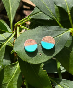 Ohrstecker aus Nussbaumholz und Epoxiharz. Butterfly-Verschliss aus 925 Sterlingsilber.